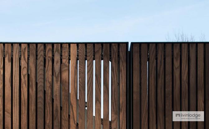 Moderne houten draaipoort in HOTwood essen met open profiel